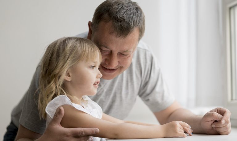 El padre que incomoda